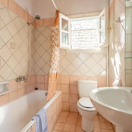 Alexandra Apartment *